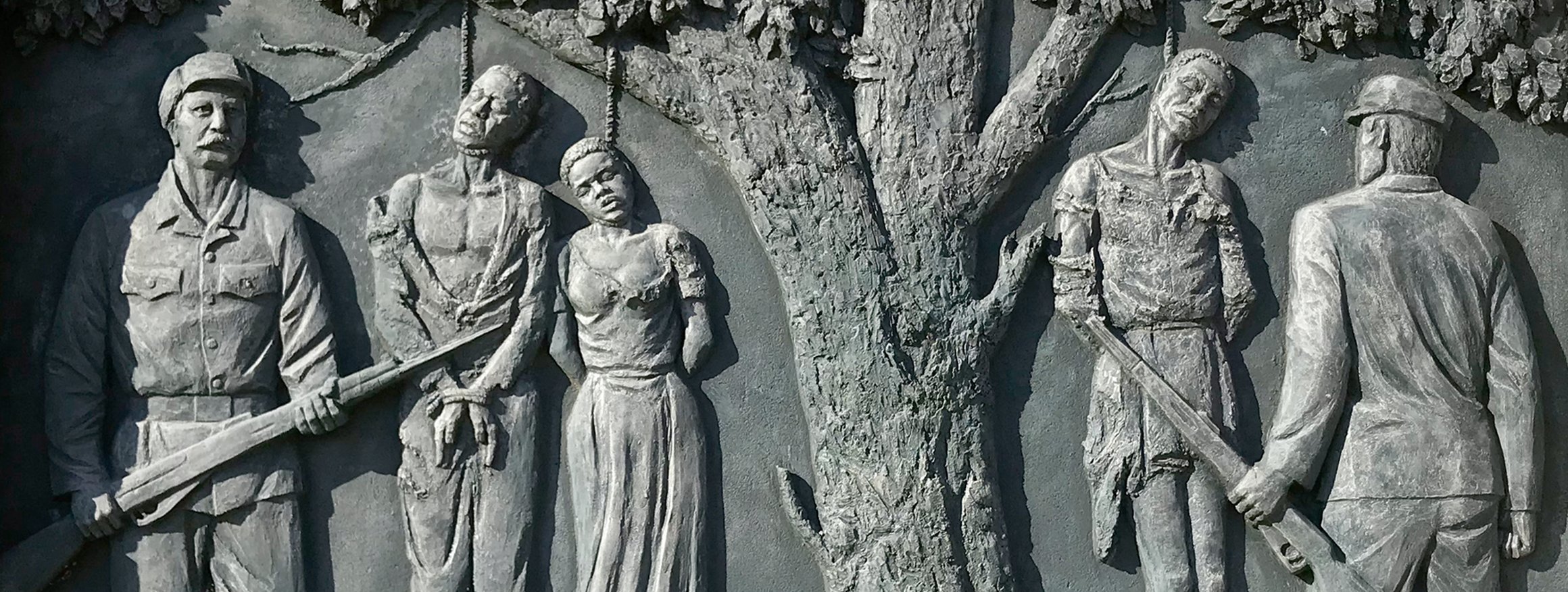 Das Bild zeigt einen Ausschnitt aus einem Denkmal in Windhoek zur Erinnerung an den von deutschen Kolonialgruppen begangenen Völkermord an den Herero und Nama