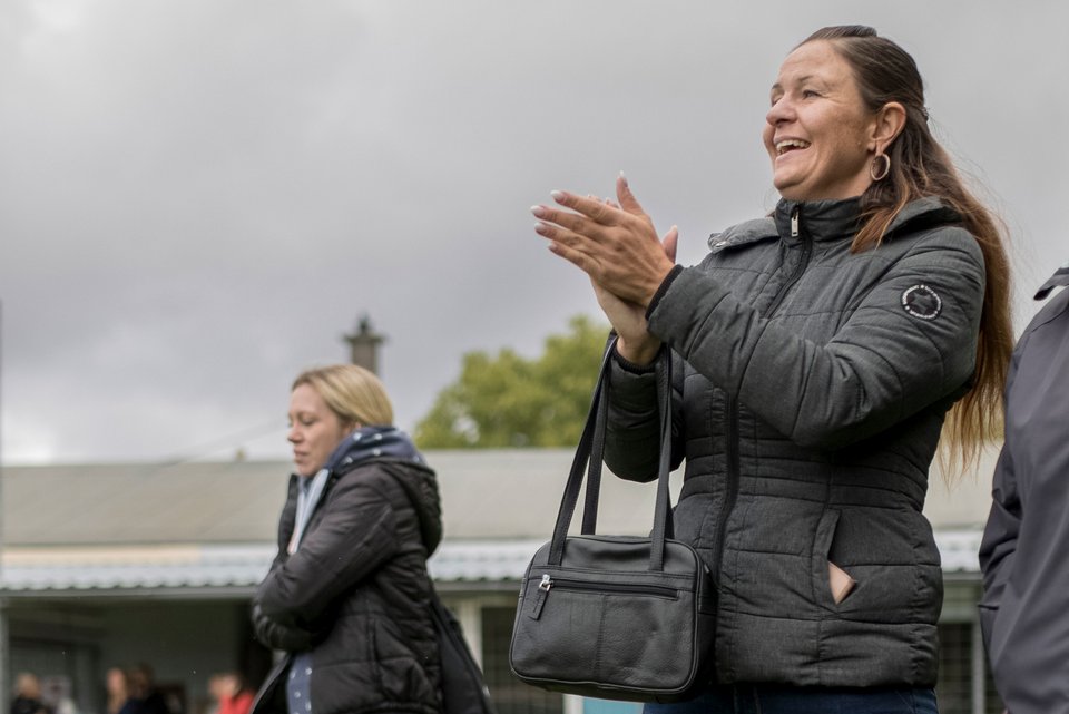 Svenja Becks, die ihren gewaltvollen Partner verlassen hat, begleitet ihren Sohn zum Fußballspiel und klatscht Applaus und lacht dabei