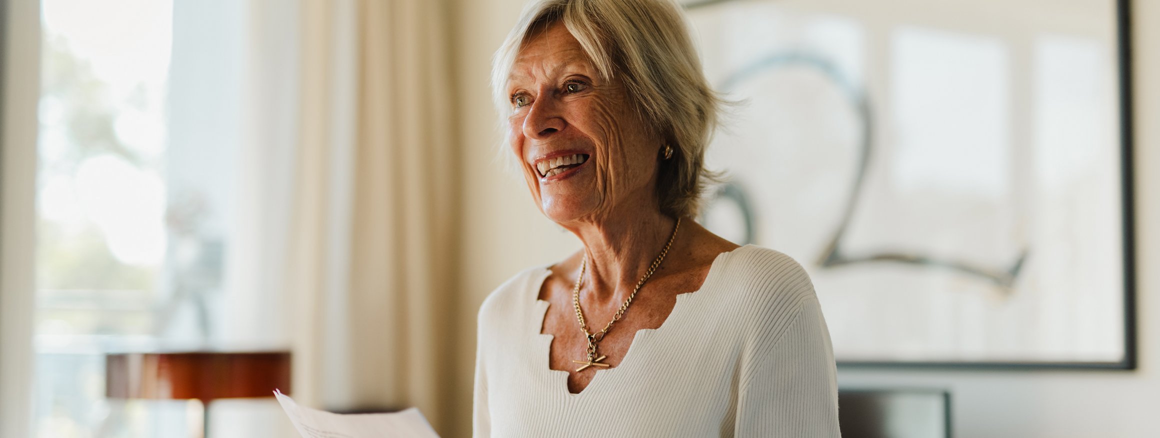 Lola Plass steht mit einem Liedertext in der Hand da und singt