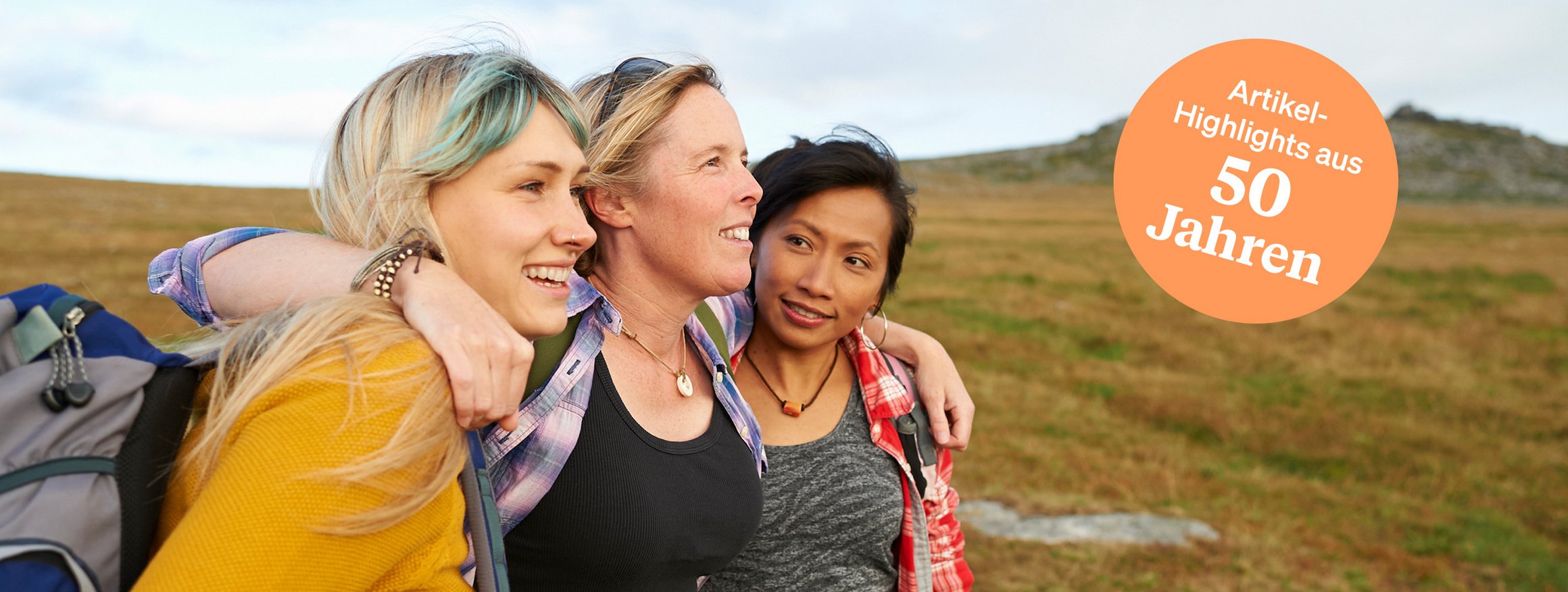 Drei Freundinnen beim Wandern in der Natur