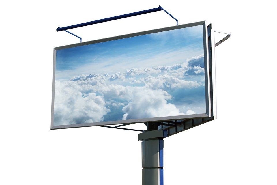 Ein Bildschirm auf einem länglichen Podest auf dem ein Wolkenmotiv zu sehen ist