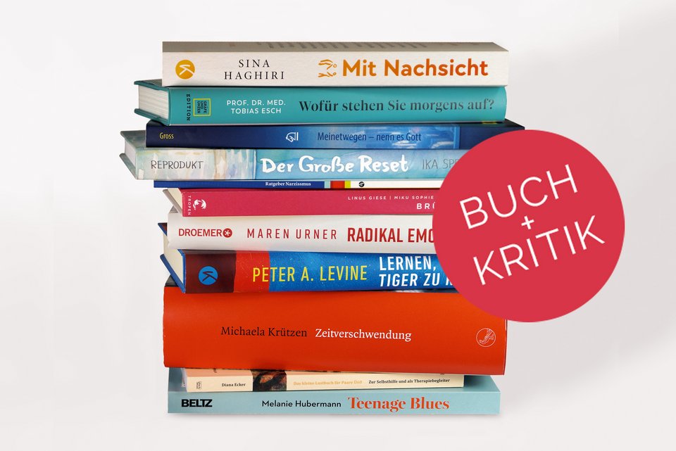 Ein Bücherstapel mit den Büchern, die in Ausgabe 3/2025 vorgestellt werden