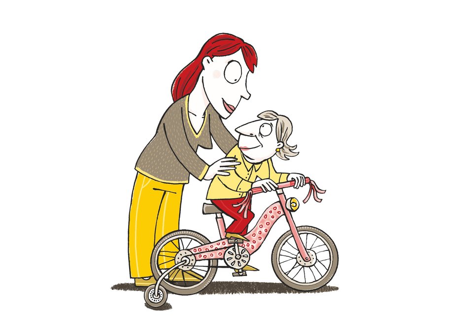 Die Illustration zeigt eine Frau, die ihrer Mutter, die auf einem Fahrrad mit Stückrädern sitzt, wie ein Kleinkind helfend beisteht