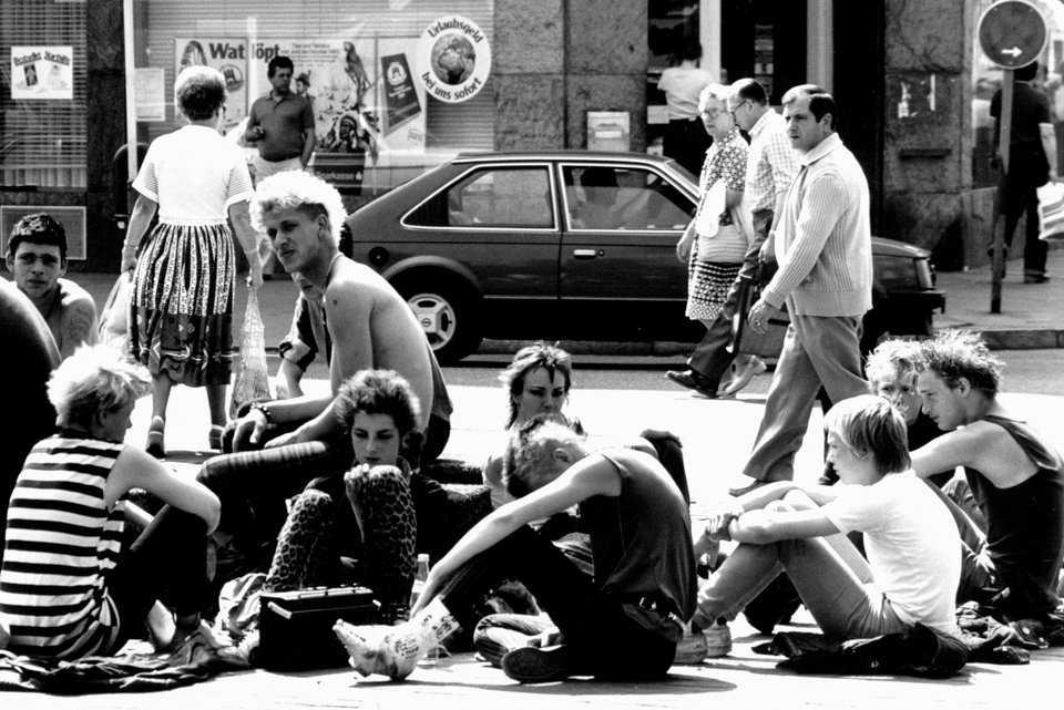 Eine Gruppe von Punkern sitzen auf dem Spritzenplatz in Hamburg 1982 auf der Straße