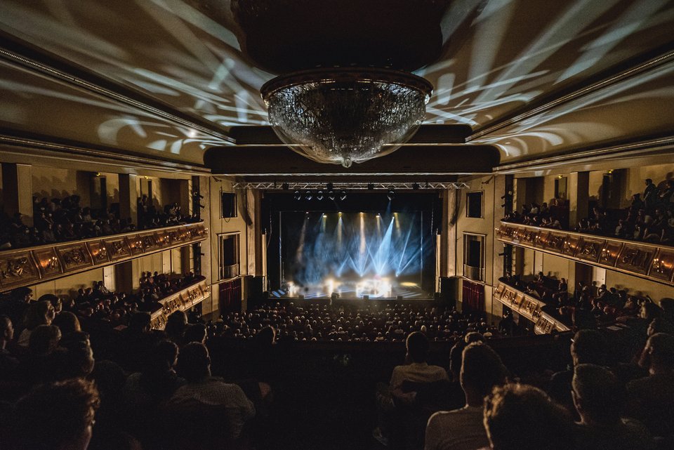 Eine große Bühne in einem schönen Theater mit imposanter Lightshow