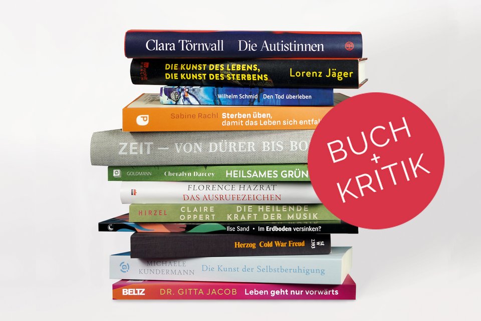 Ein Bücherstapel mit den Büchern, die in Ausgabe 8/2024 vorgestellt werden