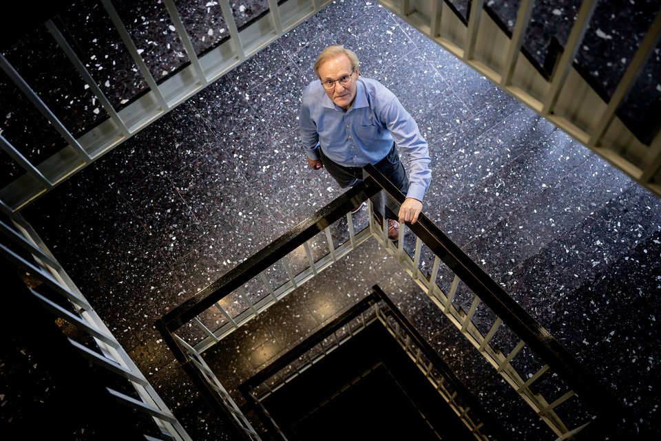 Der Wirtschaftswissenschaftler und Professor, Ernst Fehr, steht in einem Treppenhaus