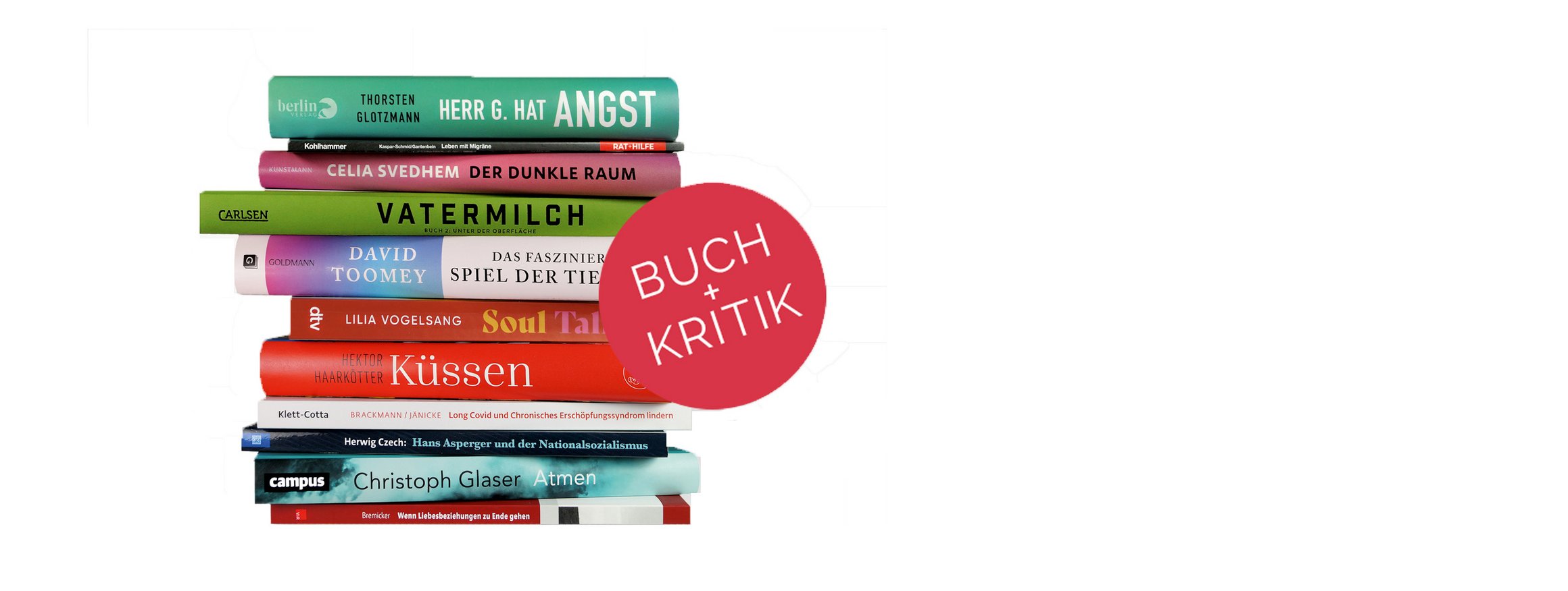 Ein Bücherstapel mit den Büchern, die in Ausgabe 2/2025 vorgestellt werden