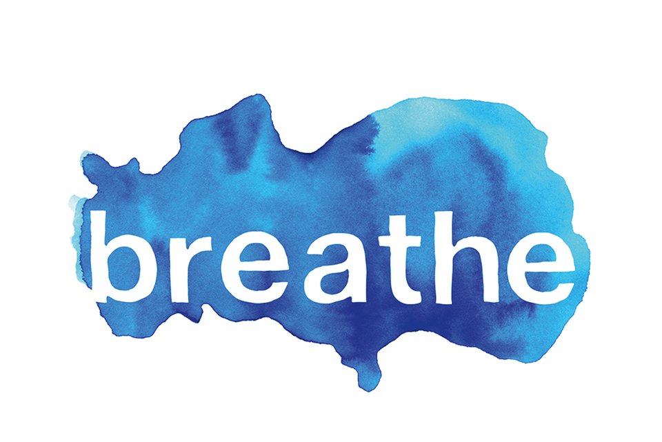 In blauer zerlaufener Aquarellfarbe steht das Wort breathe