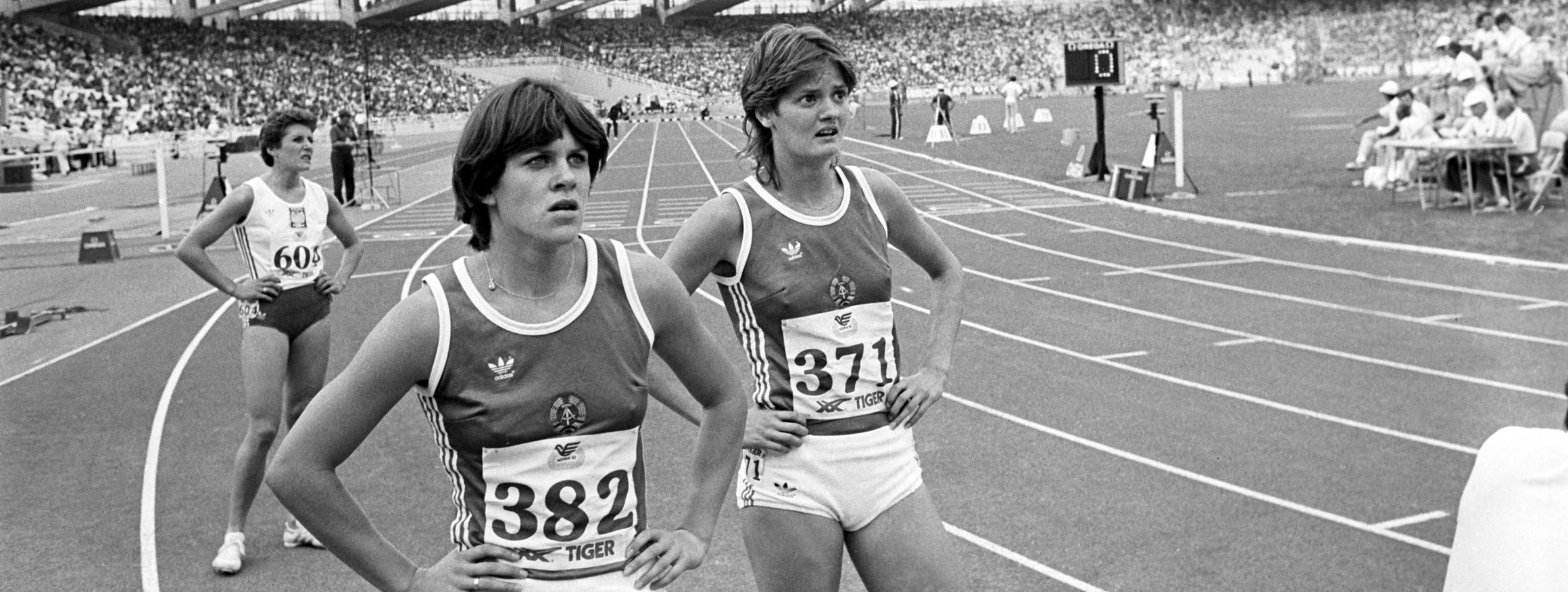 Hürdenläuferinnen in der DDR, die Opfer von Staatsdoping waren, stehen auf der Startbahn in einem Sportstadion