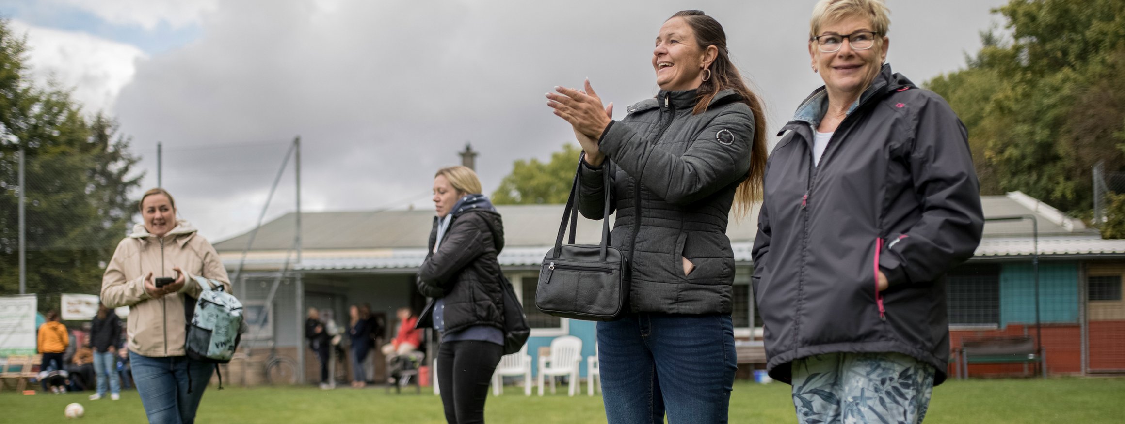 Svenja Becks, die ihren gewaltvollen Partner verlassen hat, begleitet ihren Sohn zum Fußballspiel und klatscht Applaus und lacht dabei