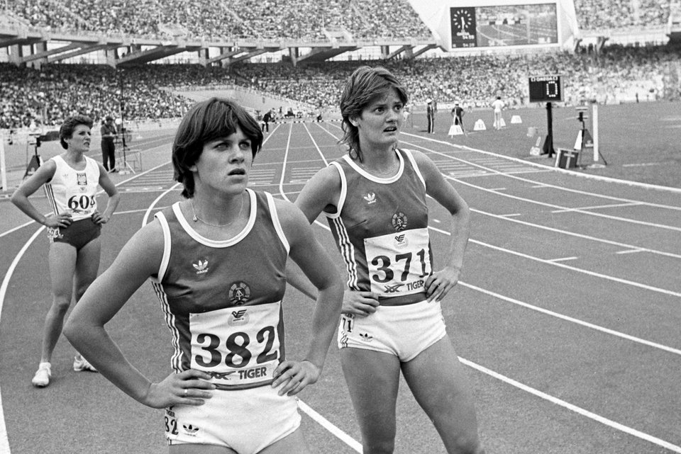 Hürdenläuferinnen in der DDR, die Opfer von Staatsdoping waren, stehen auf der Startbahn in einem Sportstadion