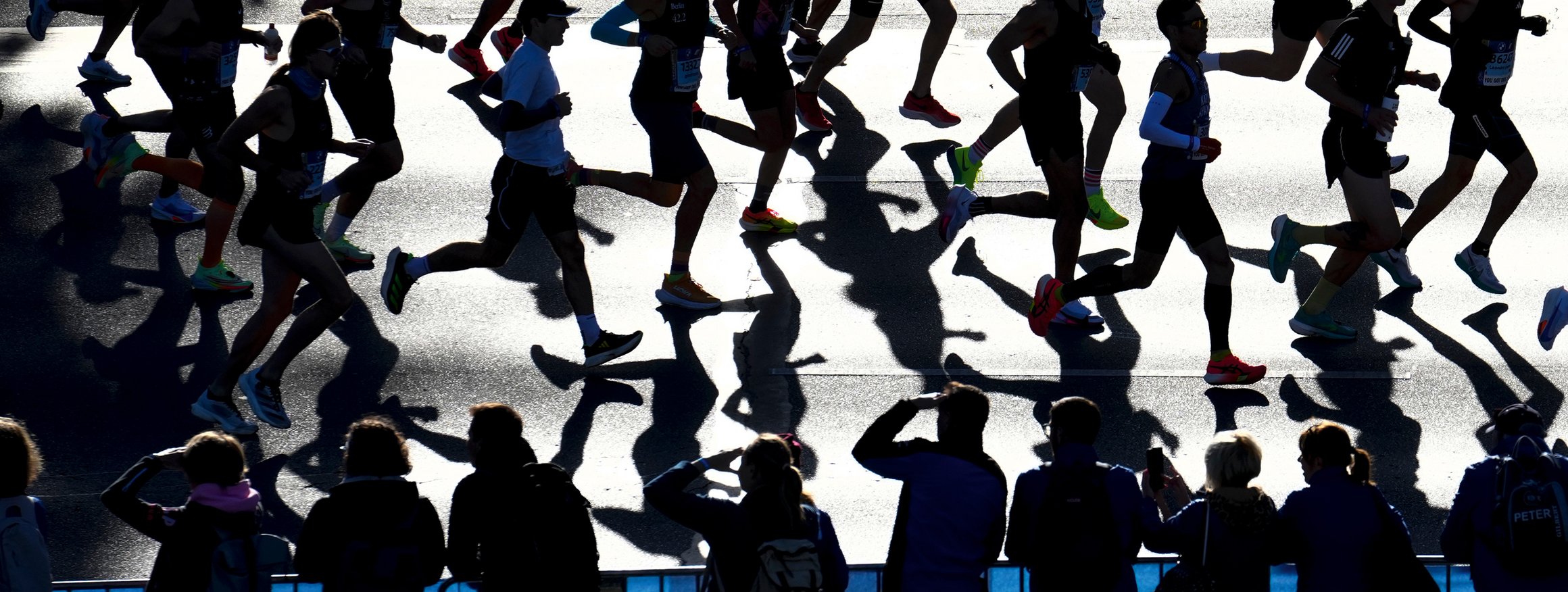 Teilnehmer eines Marathons laufen auf einer Straße entlang