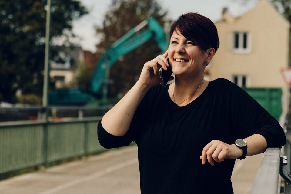 Nadine Schalk leidet unter Multipler Sklerose und leitet eine Selbsthilfegruppe in der sie viel telefonieren muss, was sie jetzt ohne Angst machen kann