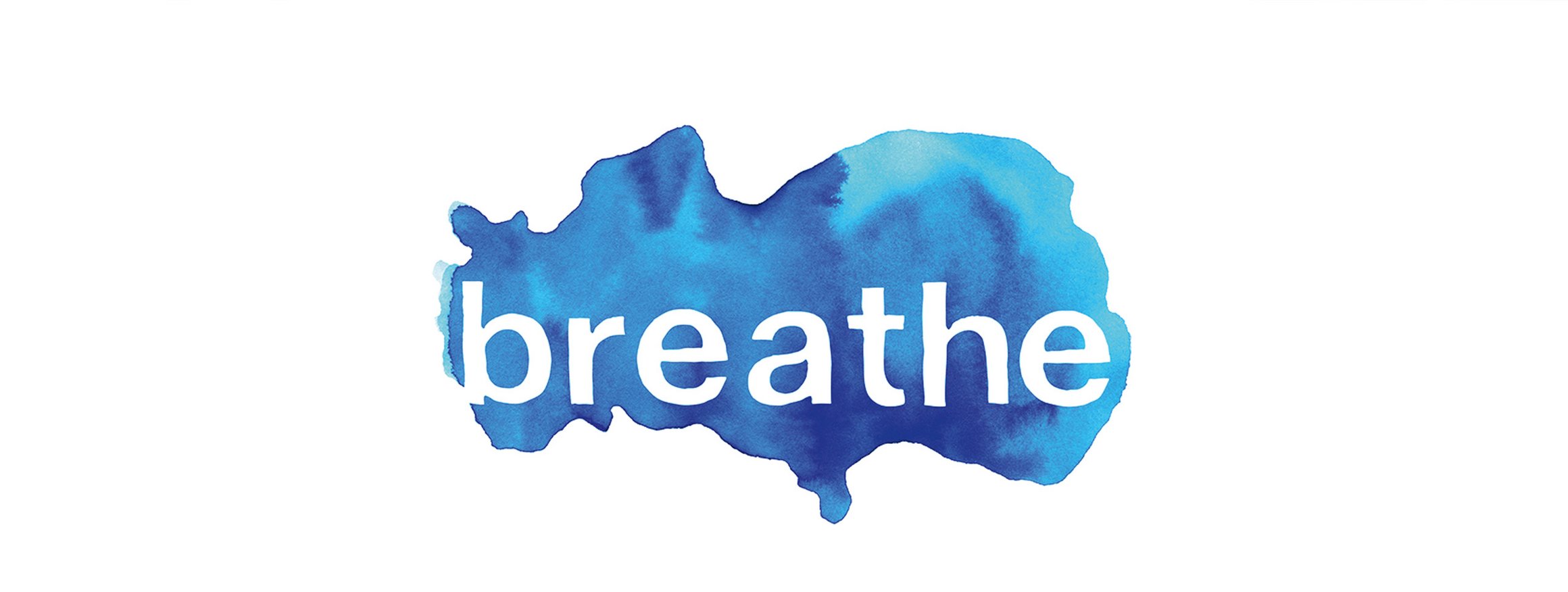 In blauer zerlaufener Aquarellfarbe steht das Wort breathe