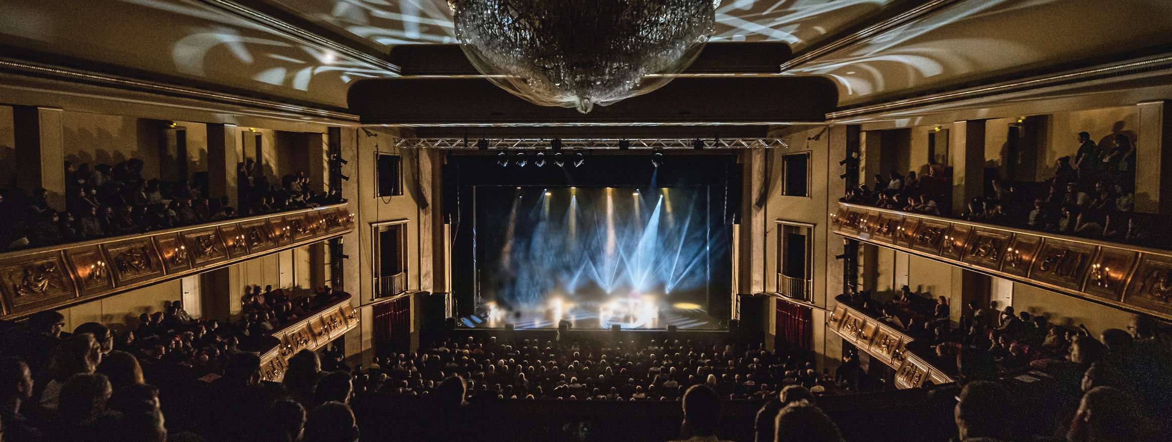 Eine große Bühne in einem schönen Theater mit imposanter Lightshow