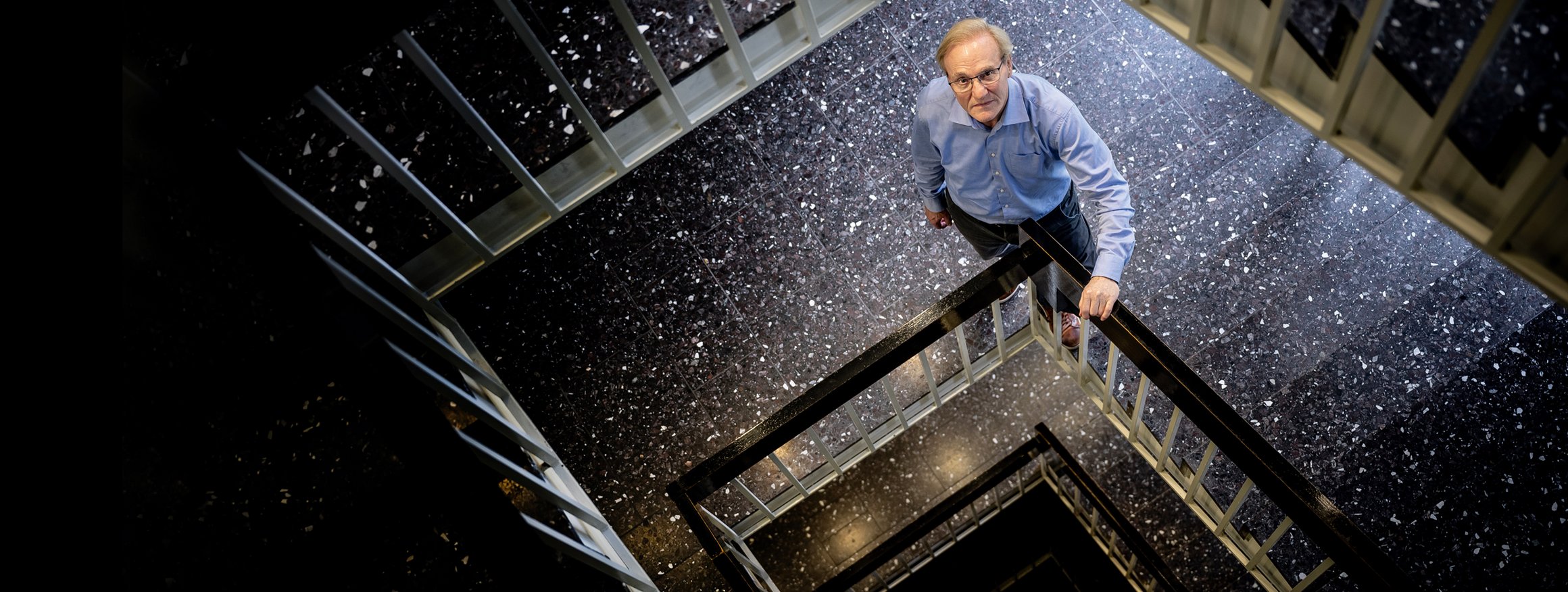 Der Wirtschaftswissenschaftler und Professor, Ernst Fehr, steht in einem Treppenhaus