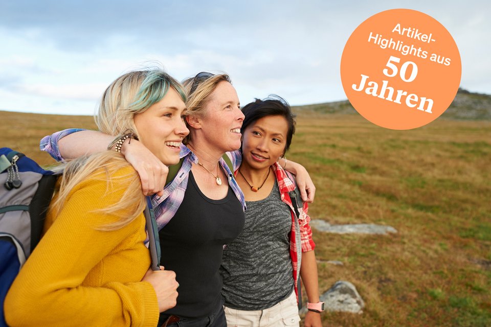 Drei Freundinnen beim Wandern in der Natur