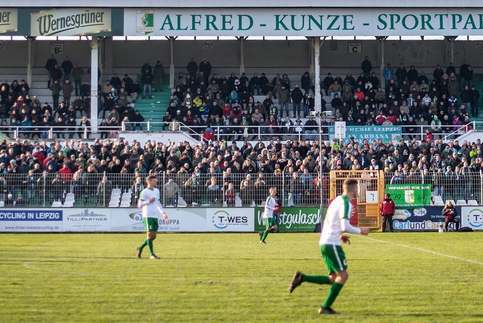 Fussballspieler in Leipzig auf dem Platz beim Lokalderby