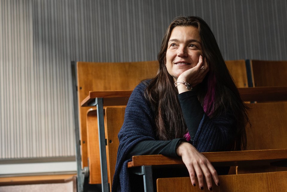 Das Foto zeigt die Physikprofessorin Concettina Sfienti, während sie in einem Hörsaal der Universität in Mainz sitzt, an der sie arbeitet.