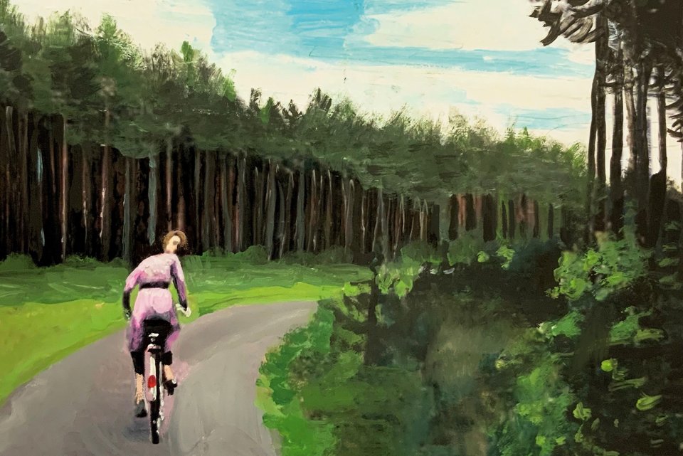 Die Illustration zeigt eine Frau auf einem Fahrrad, die auf einer Straße durch den Wald fährt und nach hinten dreht