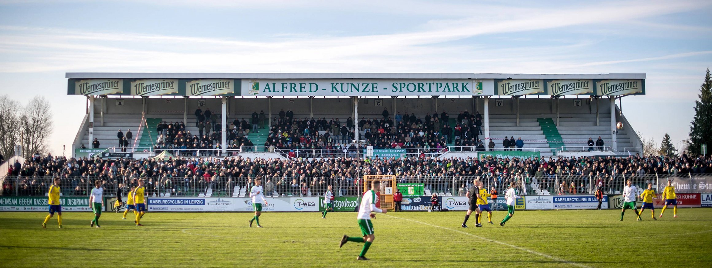 Fussballspieler in Leipzig auf dem Platz beim Lokalderby