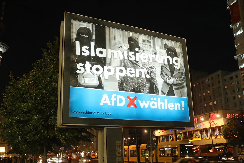 Das Foto zeigt ein Plakat der AFD am Alexanderplatz, dass die Aussage hat: "Islamisierung stoppen. AFD wählen!"